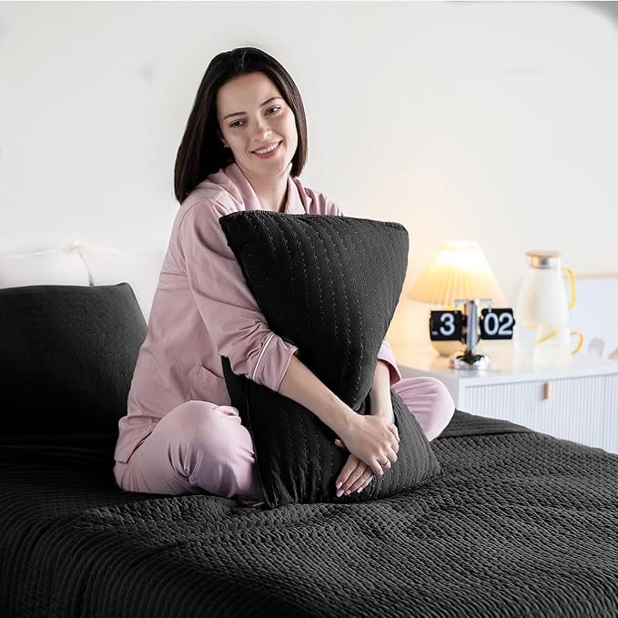 KASENTEX Queen XL Quilt Set 98"x98" – Soft Washed 3-Layer Lightweight Bedspread, Minimalist Nordic Design, All-Season Spring & Summer Quilt Set (1 Quilt + 2 Pillow Shams), Jet Black