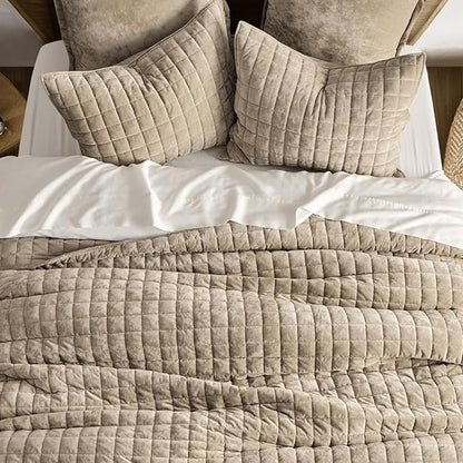 RECYCO Luxury Velvet Quilt Set Full Queen Size Bedding Sets, Ultra Soft Velvet Comforter Set, Lightweight Channel Box Stitch Oversized Bedspread Coverlet for All Season, with 2 Shams, Urban Taupe