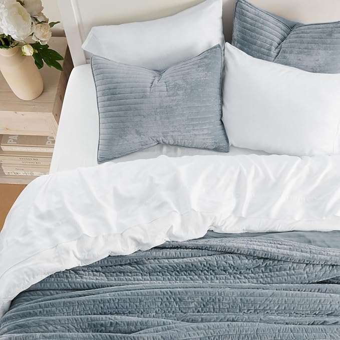 EVERGRACE Velvet Quilt Set King Size, Luxurious Soft Striped Channel Bedding Set, Lightweight Velvet Comforter for All Season, Oversized Bedspread Coverlet with 2 Matching Shams, Blue Linen