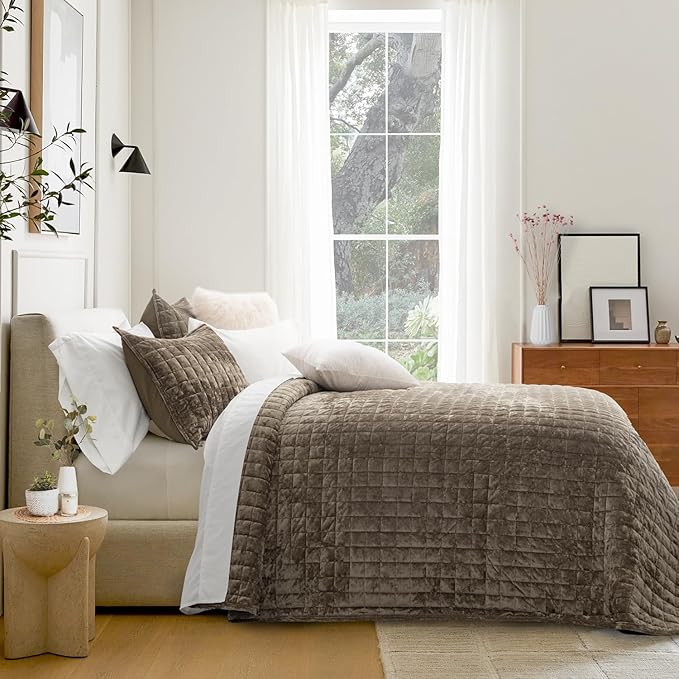 RECYCO Luxury Velvet Quilt Set, Lightweight Velvet Comforter Set, Oversized Bedspread Coverlet Quilted Bedding Set, with 2 Matching Pillow Shams, for All Season, Twin/Twin XL Size, Mocha Brown
