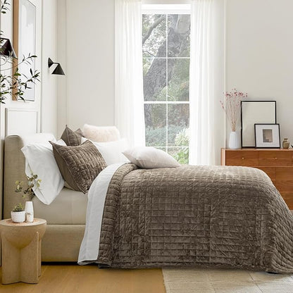 RECYCO Luxury Velvet Quilt Set Full Queen Size Bedding Sets, Ultra Soft Velvet Comforter Set, Lightweight Channel Box Stitch Oversized Bedspread Coverlet for All Season, with 2 Shams, Mocha Brown