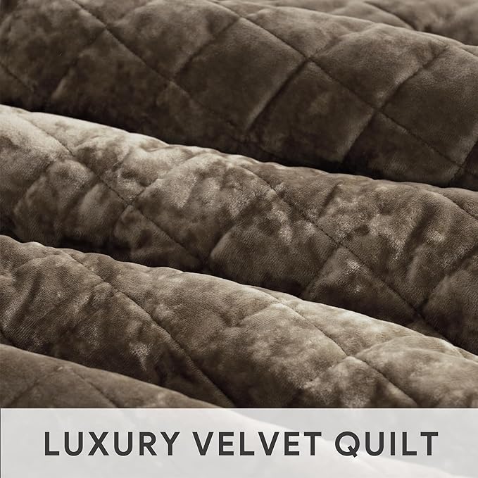 RECYCO Luxury Velvet Quilt Set, Lightweight Velvet Comforter Set, Oversized Bedspread Coverlet Quilted Bedding Set, with 2 Matching Pillow Shams, for All Season, Twin/Twin XL Size, Mocha Brown
