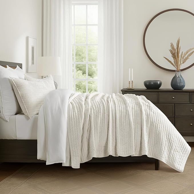 EVERGRACE Velvet Quilt Set Queen Size, Luxurious Soft Striped Channel Bedding Set, Lightweight Velvet Comforter for All Season, Oversized Bedspread Coverlet with 2 Matching Shams, Ivory White