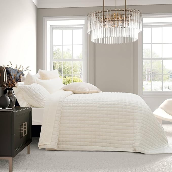 RECYCO Luxury Velvet Quilt Set, California King 118'' x 106'' Oversized Bedspread, Ultra Soft Velvet Comforter, Lightweight Box Stitch Bedding Sets for All Season, with 2 Shams, Ivory White