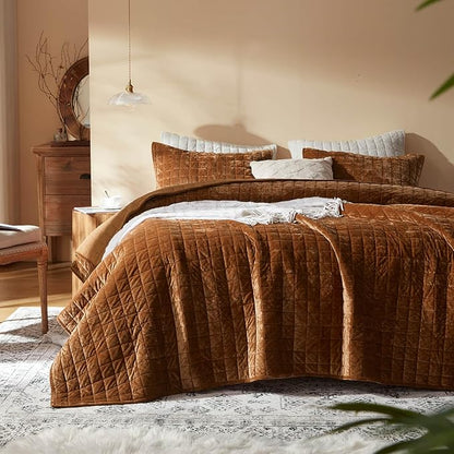 LEAONME Velvet Quilt King Size-98''x106'', Lightweight Caramel Velvet Comforter Set with 2 Pillow Shams, Soft Bedspread Coverlet Quilted Bedding Set for All Season