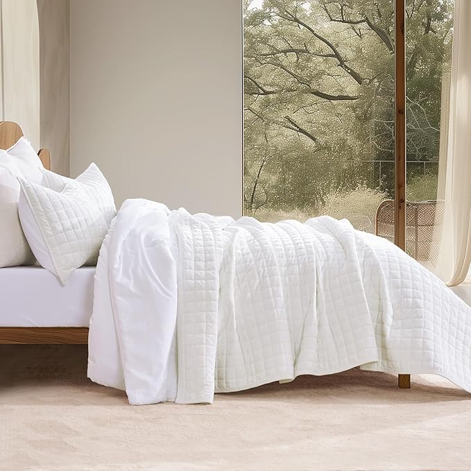 RECYCO Luxury Velvet Quilt Set Full Queen Size Bedding Sets, Ultra Soft Velvet Comforter Set, Lightweight Channel Box Stitch Oversized Bedspread Coverlet for All Season, with 2 Shams, Bright White
