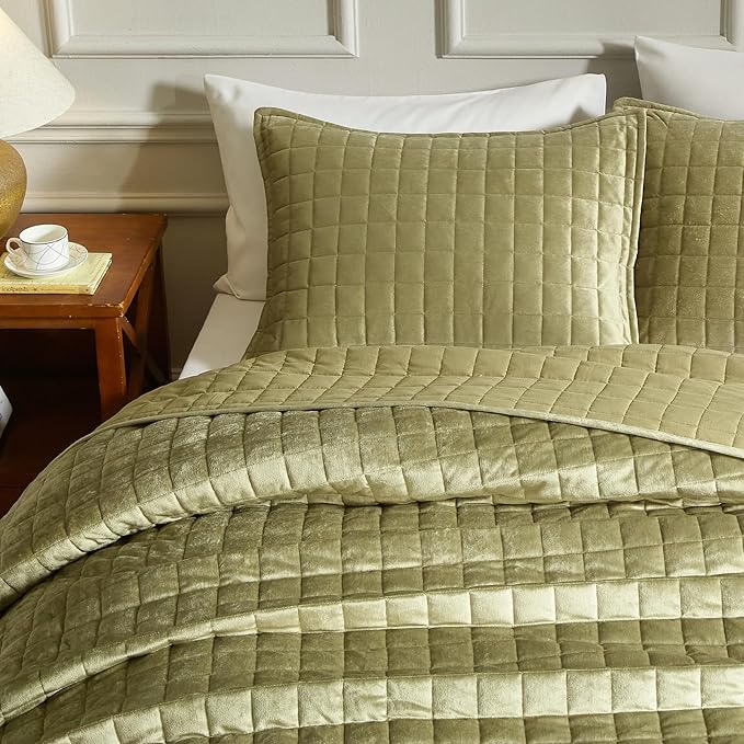 Powdion Velvet Quilt Queen,Luxury Olive Green Quilt Comforter Queen Size 3 Pieces Soft Cozy Oversized Bedspreads Coverlet for All Seasons with 2 Pillow Shams,90x90 Shabby Chic Green Quilt Set