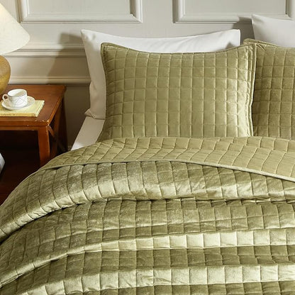 Powdion Velvet Quilt King,Luxurious King Size Quilt Bedding Set 3 Pieces Soft Lightweight Bedspreads Coverlet for All Seasons with 2 Pillow Shams,90x104 Vintage Olive Green Quilt King