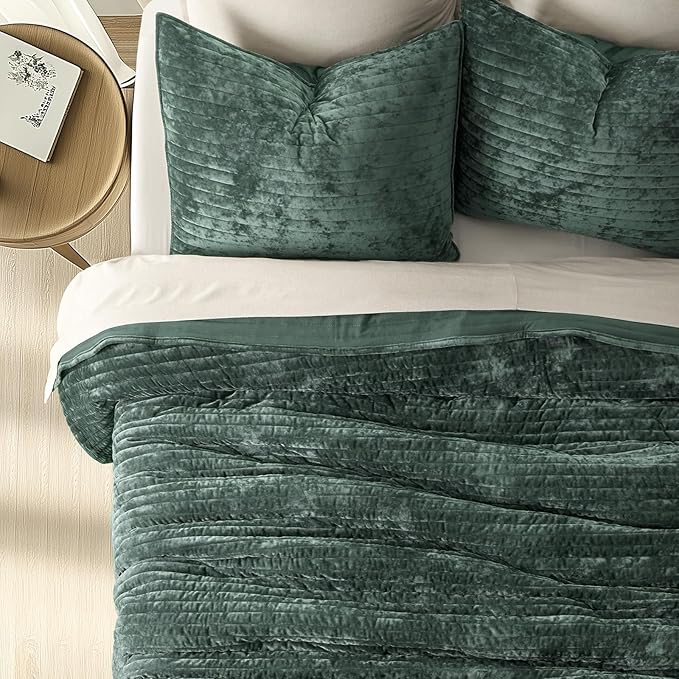 EVERGRACE Velvet Quilt Set Queen Size, Luxurious Soft Striped Channel Bedding Set, Lightweight Velvet Comforter for All Season, Oversized Bedspread Coverlet with 2 Matching Shams, Pine Green
