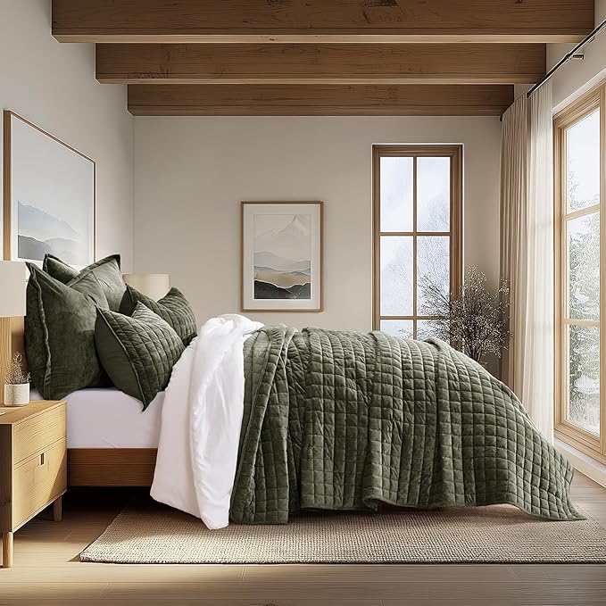 RECYCO Luxury Velvet Quilt Set, California King 118'' x 106'' Oversized Bedspread, Ultra Soft Velvet Comforter, Lightweight Box Stitch Bedding Sets for All Season, with 2 Shams, Olive Green