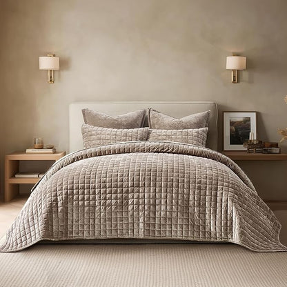 RECYCO Luxury Velvet Quilt King Size Bedding Set, Ultra Soft Velvet Comforter Set, Lightweight Quilted Channel Box Stitch Oversized Bedspread Coverlet for All Season, with 2 Shams, Natural Tan