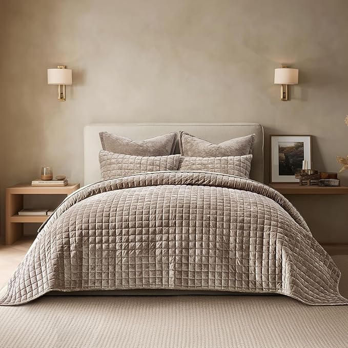 RECYCO Luxury Velvet Quilt Queen Size Bedding Set, Ultra Soft Velvet Comforter Set, Lightweight Quilted Channel Box Stitch Oversized Bedspread Coverlet for All Season, with 2 Shams, Natural Tan