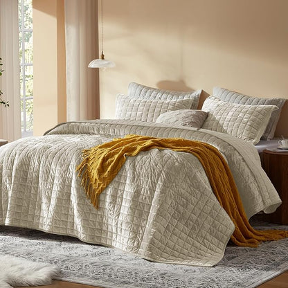 LEAONME Velvet Quilt California King-118''x106'', Lightweight Beige Velvet Comforter Set with 2 Pillow Shams, Soft Oversized Bedspread Coverlet Quilted Bedding Set for All Season