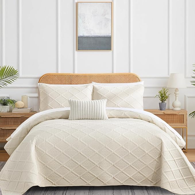 Yiran California King Size Beige Quilt Set Lightweight Oversized Bedspread Ultrasonic Diamond Pattern Soft Microfiber Summer Coverlet Modern Style 3 Piece with 2 Shams (112x104 inch)