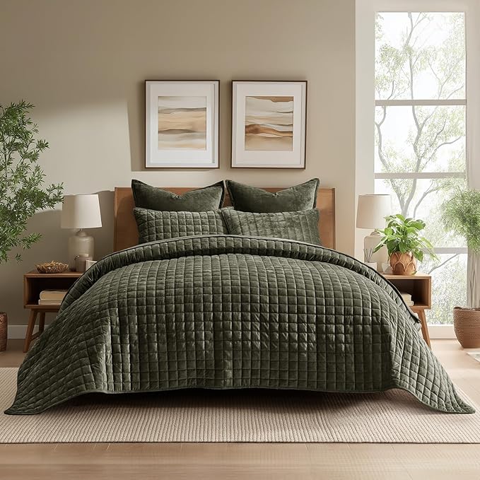 RECYCO Luxury Velvet Quilt Set King Size, Lightweight Velvet Comforter Set, Oversized Bedspread Coverlet Quilted Bedding Set, with 2 Matching Pillow Shams, for All Season, Olive Green
