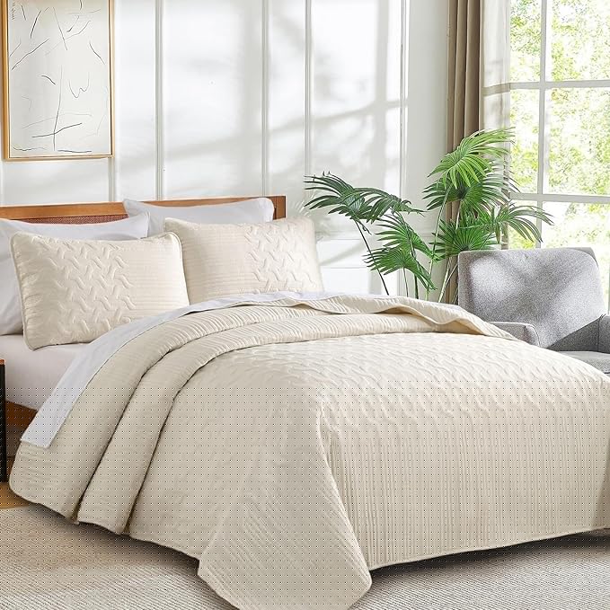 Yiran California King Size Beige Quilt Set Lightweight Oversized Bedspread Ultrasonic Wave Pattern Soft Microfiber Summer Coverlet Modern Style 3 Piece with 2 Pillow Shams (112x104 inch)
