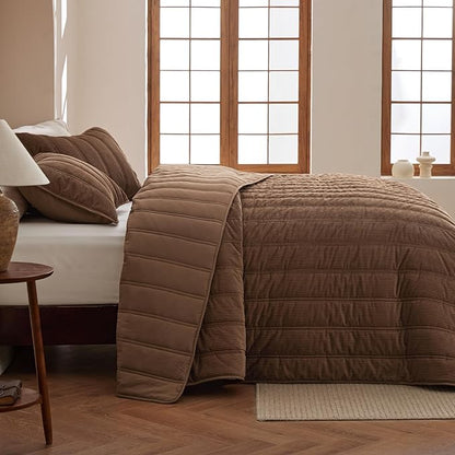 Bedsure Luxury Velvet Quilt King Size - Lightweight Velvet Brown Fluffy Comforter Set, Oversized Corduroy Bedspread Coverlet Winter Bedding Set, Pet-Friendly, Tear-Resistant, Ultra-Soft, 106"x96"
