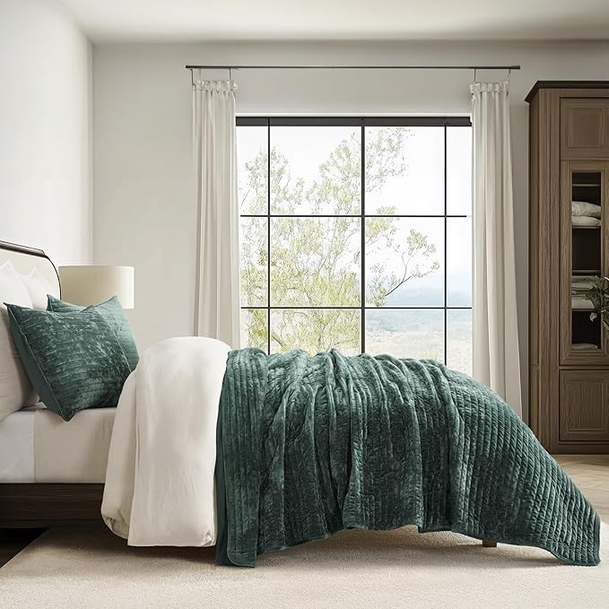 EVERGRACE Velvet Quilt Set Queen Size, Luxurious Soft Striped Channel Bedding Set, Lightweight Velvet Comforter for All Season, Oversized Bedspread Coverlet with 2 Matching Shams, Pine Green