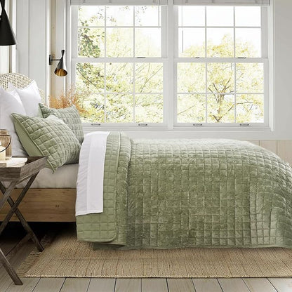 RECYCO Luxury Velvet Quilt Set King Size Bedding Sets, Ultra Soft Velvet Comforter Set, Lightweight Channel Box Stitch Oversized Bedspread Coverlet for All Season, with 2 Shams, Sage Green
