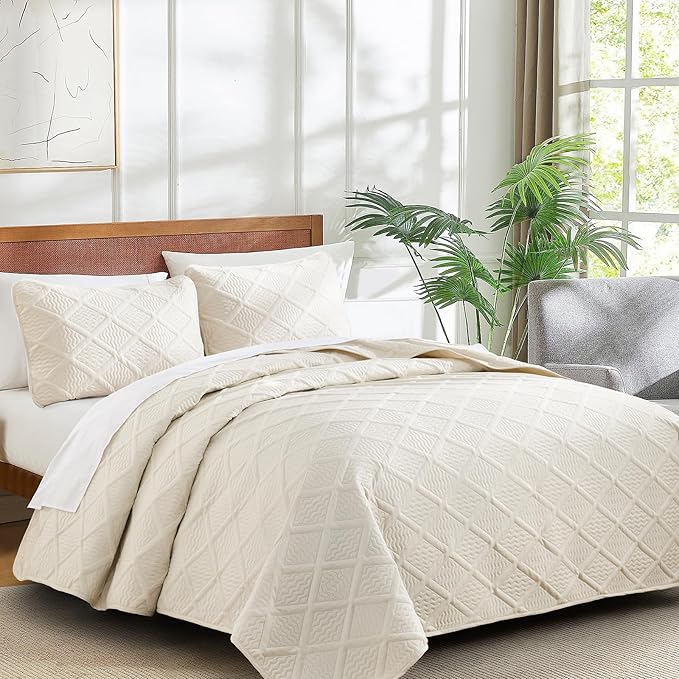 Yiran California King Size Beige Quilt Set Lightweight Oversized Bedspread Ultrasonic Diamond Pattern Soft Microfiber Summer Coverlet Modern Style 3 Piece with 2 Shams (112x104 inch)