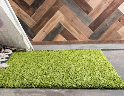 Unique Loom Solid Shag Collection Area Rug (4' 1" x 6' 1" Rectangle, Grass Green)