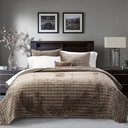 RECYCO Luxury Velvet Quilt Set, Lightweight Velvet Comforter Set, Oversized Bedspread Coverlet Quilted Bedding Set, with 2 Matching Pillow Shams, for All Season, Twin/Twin XL Size, Mocha Brown