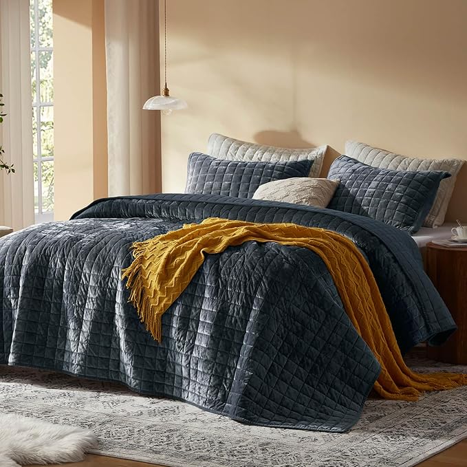LEAONME Velvet Quilt California King-118''x106'', Lightweight Navy Blue Velvet Comforter Set with 2 Pillow Shams, Soft Oversized Bedspread Coverlet Quilted Bedding Set for All Season