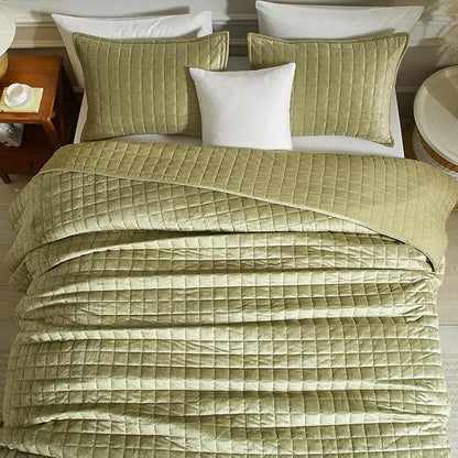 Powdion Velvet Quilt Queen,Luxury Olive Green Quilt Comforter Queen Size 3 Pieces Soft Cozy Oversized Bedspreads Coverlet for All Seasons with 2 Pillow Shams,90x90 Shabby Chic Green Quilt Set
