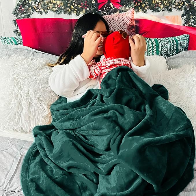 Bedsure GentleSoft Fleece Blankets Queen Size Emerald Green - Bed Blanket Soft Lightweight Plush Fuzzy Cozy Luxury Microfiber, 90x90 inches